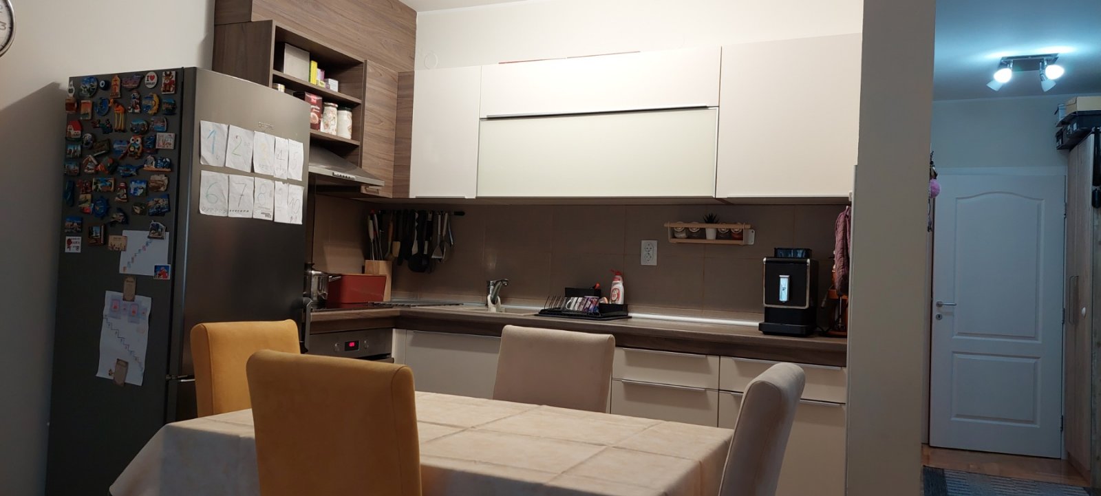 Prodajem uknjizen 4 soban stan na Adicama 2