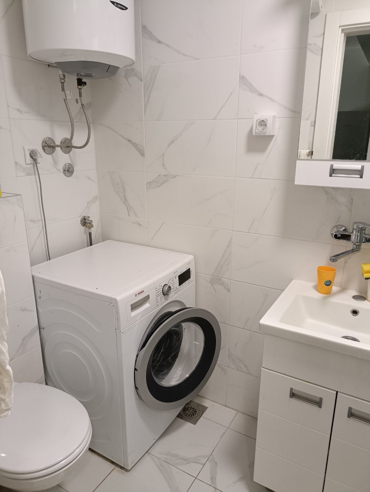 Prodaje se stan u glavnoj ulici u Mladenovcu 4