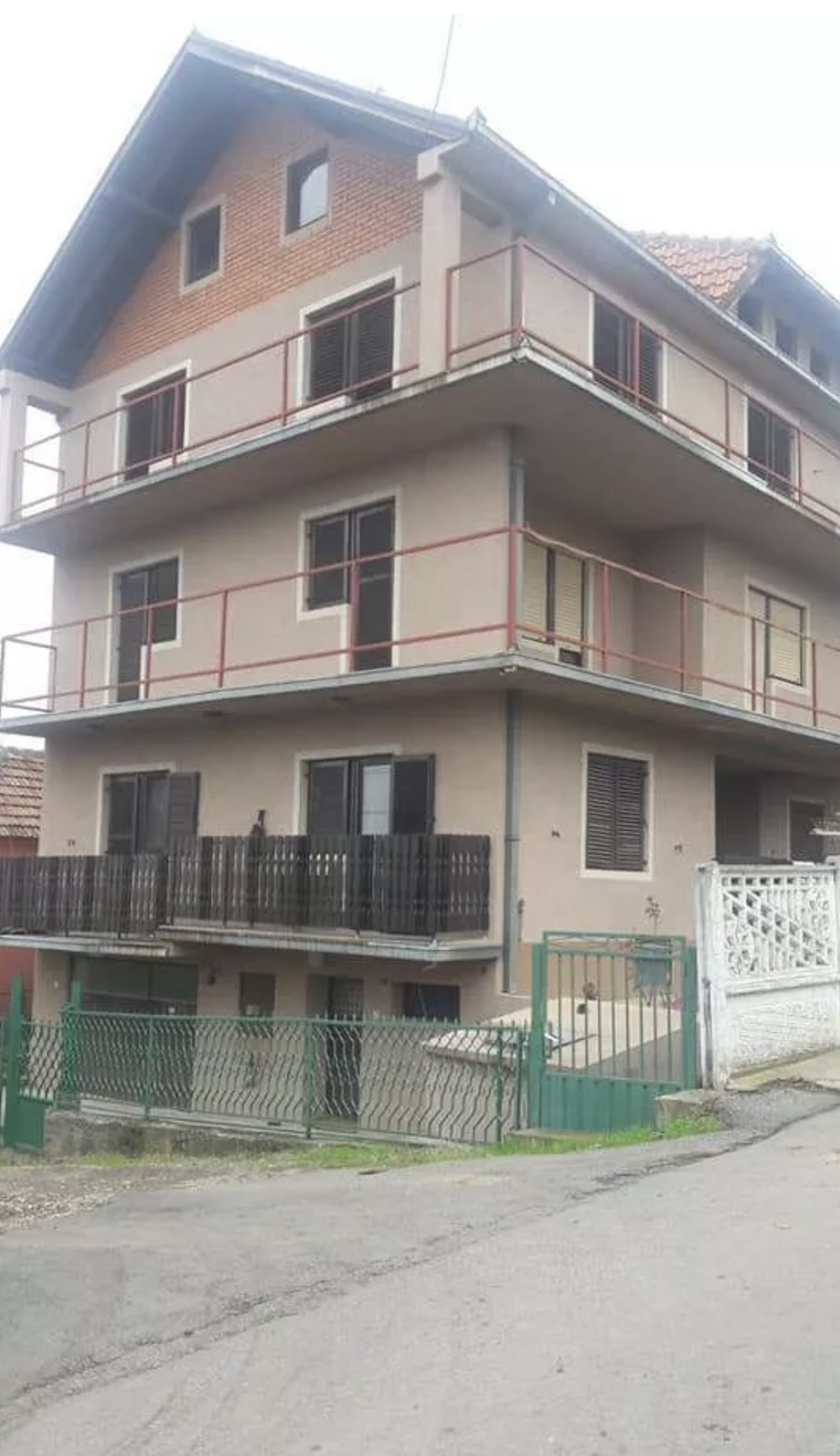 4 etazna kuca na prodaju  Gradistanski put 1