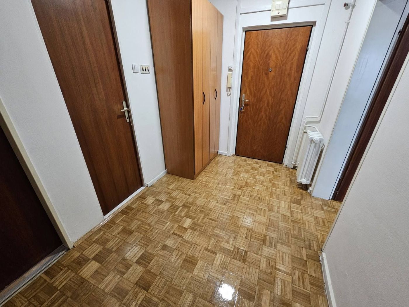 Fantastičan dvoiposoban   renoviran   useljiv   mirna lokacija 5