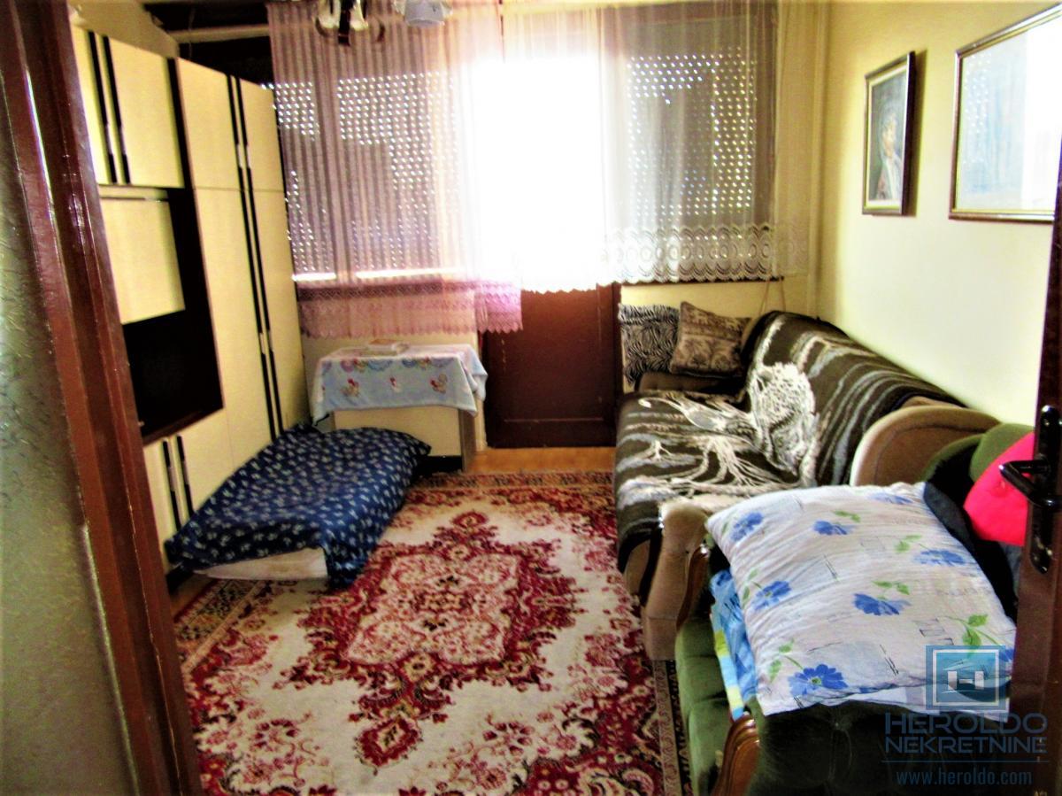 Stan na prodaji u blizini Pedagoške akademije 12