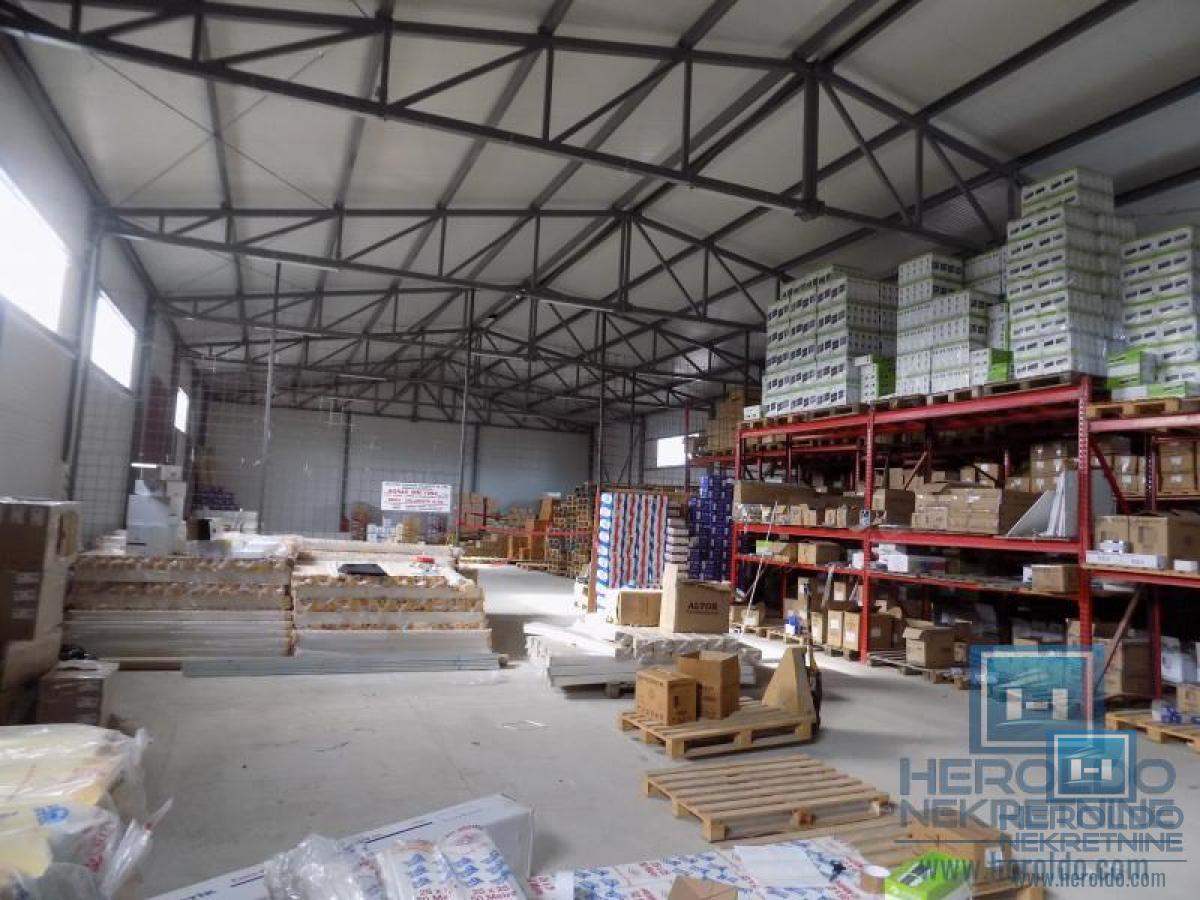 Na prodaju hala u Pojatu 4