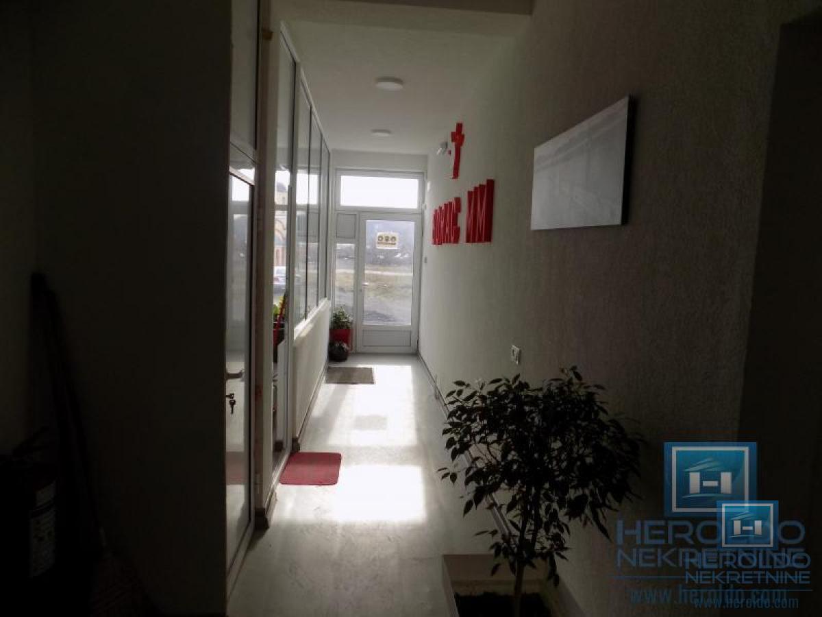 Na prodaju hala u Pojatu 10