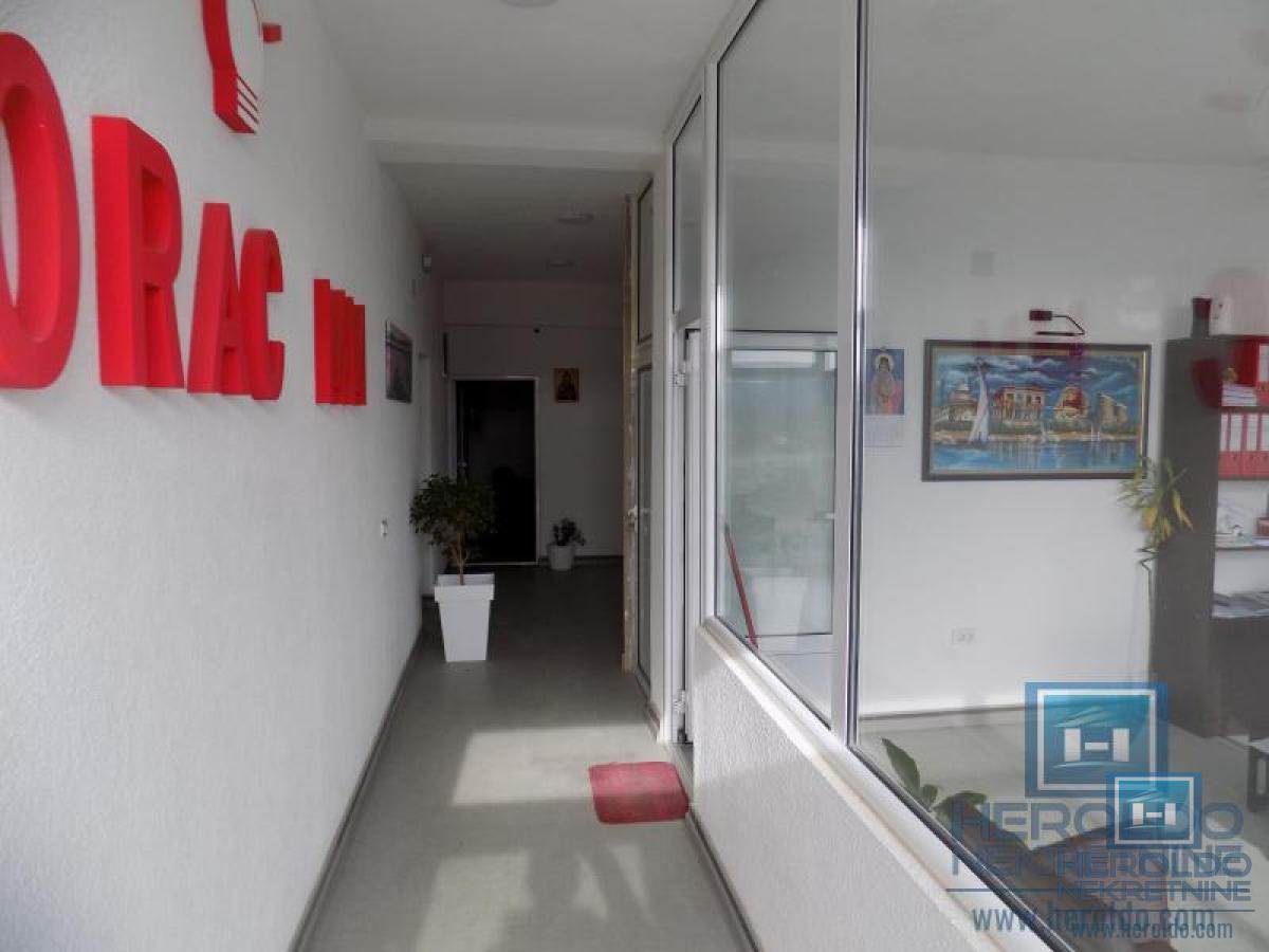 Na prodaju hala u Pojatu 12