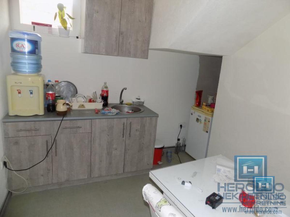 Na prodaju hala u Pojatu 13