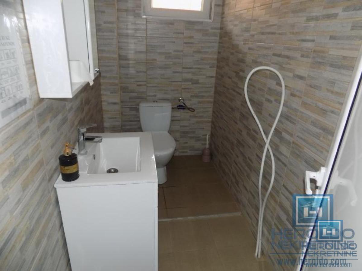 Na prodaju hala u Pojatu 6