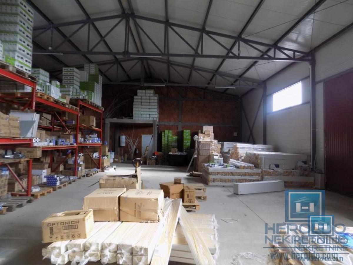 Na prodaju hala u Pojatu 7