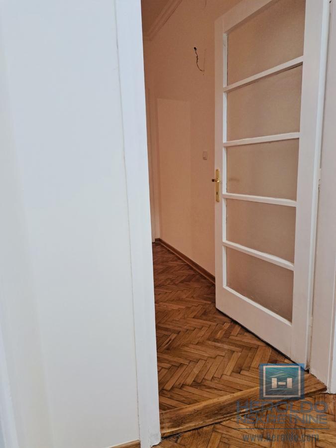 Na prodaju stan u centru Ćuprije 4