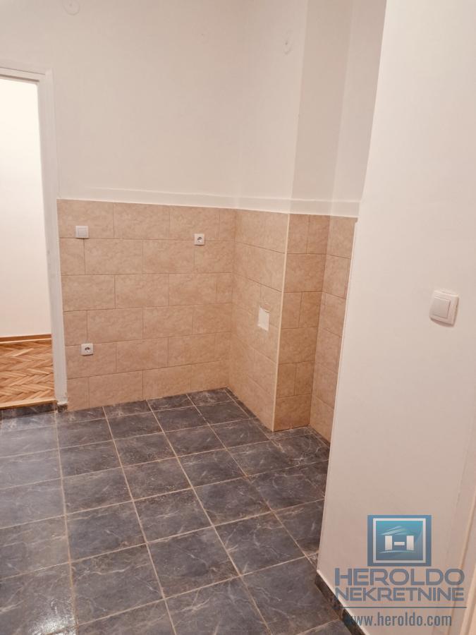 Na prodaju stan u centru Ćuprije 6