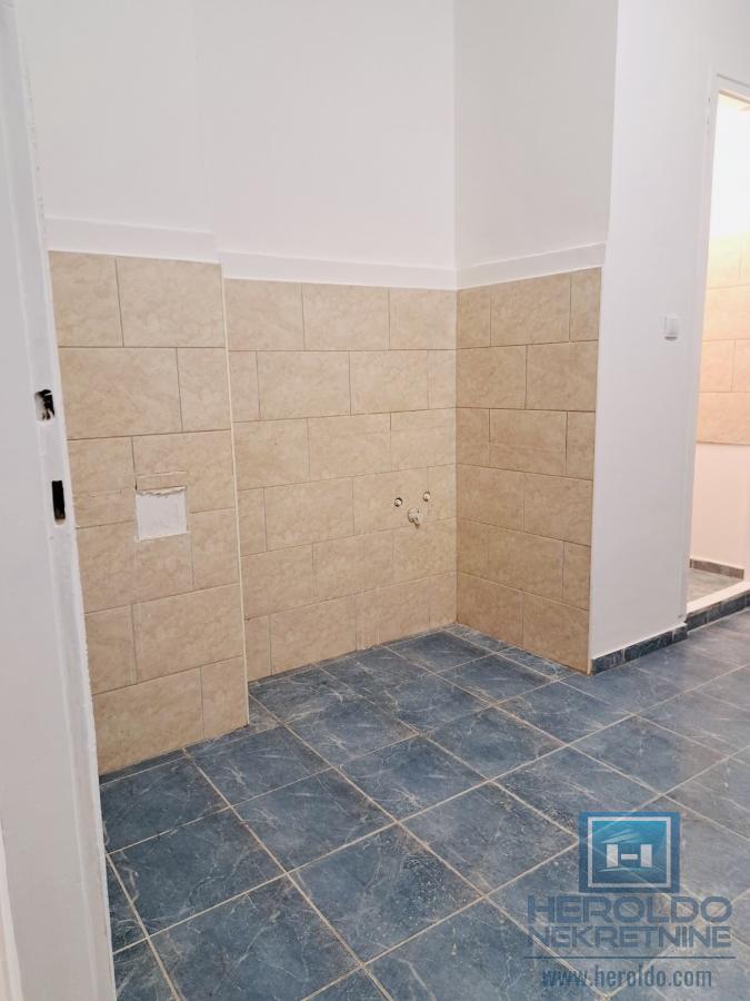Na prodaju stan u centru Ćuprije 7