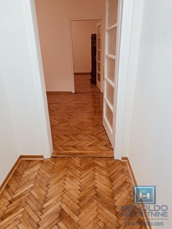 Na prodaju stan u centru Ćuprije 8