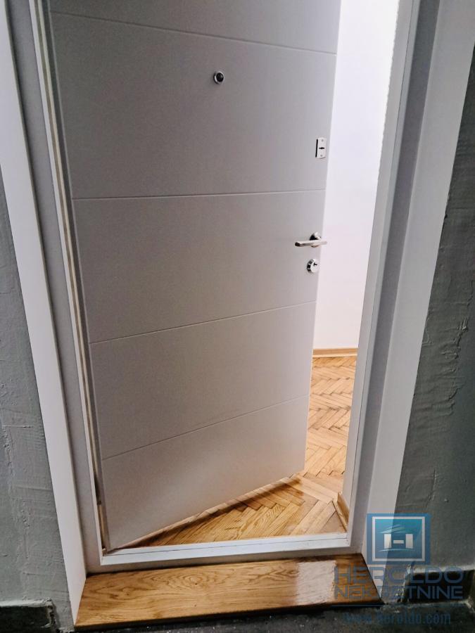 Na prodaju stan u centru Ćuprije 9