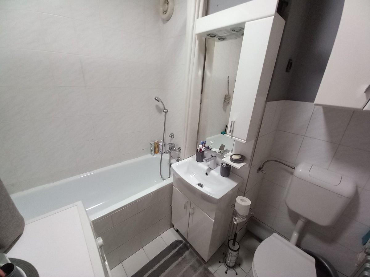 Odličan dvoiposoban stan   uknjižen  renoviran 5