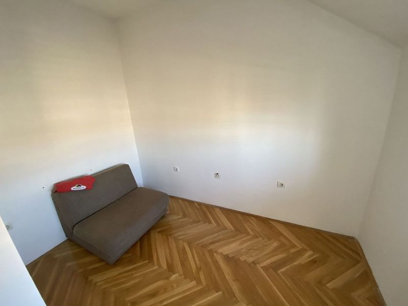 Uknjižen  useljiv jednoiposoban stan  Povoljno  2