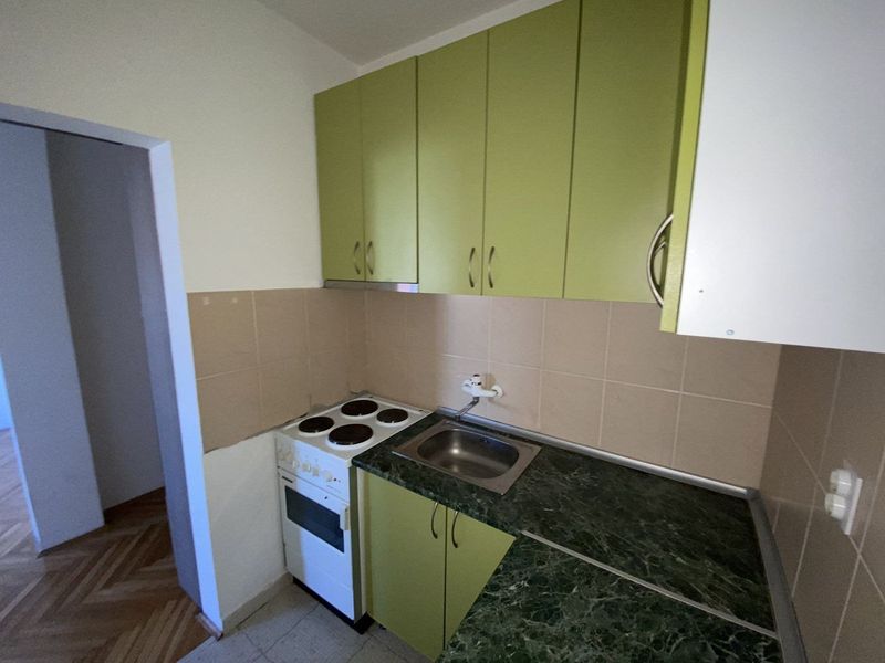 Uknjižen  useljiv jednoiposoban stan  Povoljno  3