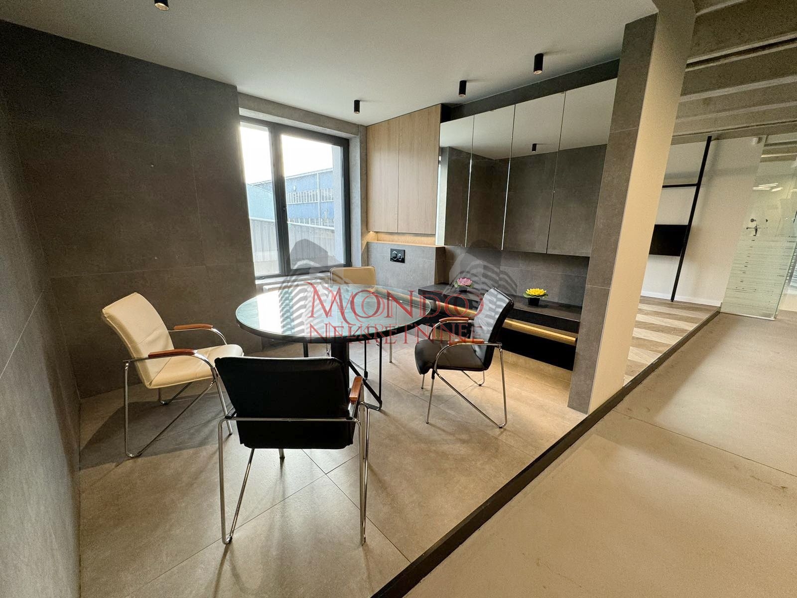 Izdaje se poslovni prostor u blizini Duvanske, parking 7