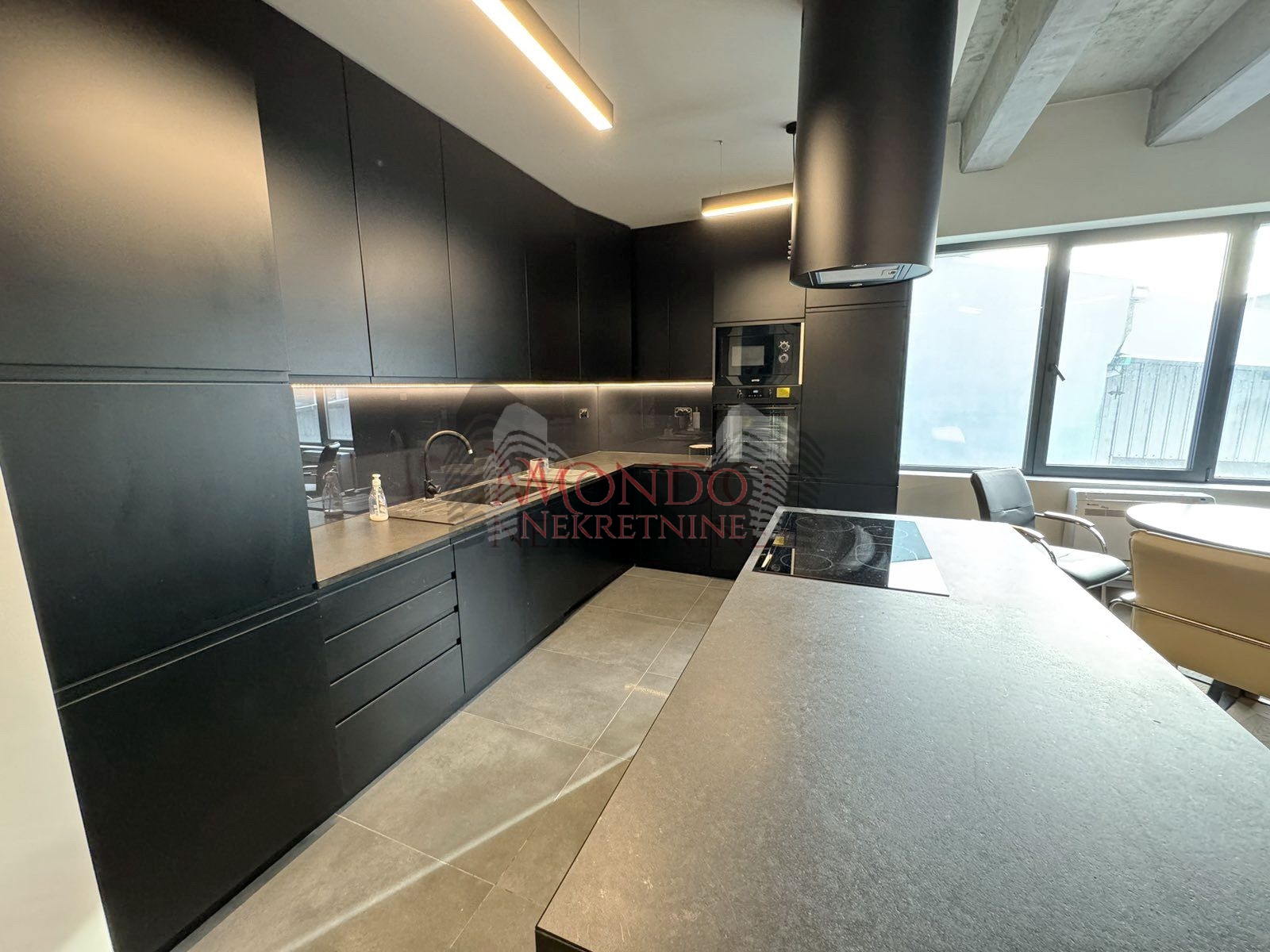 Izdaje se poslovni prostor u blizini Duvanske, parking 3