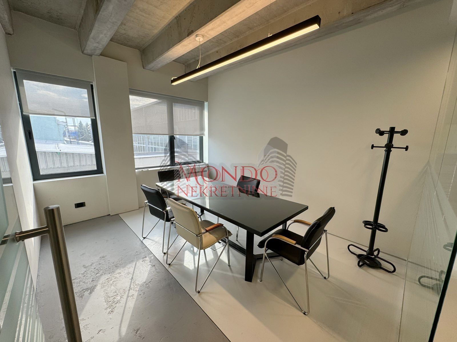 Izdaje se poslovni prostor u blizini Duvanske, parking 11