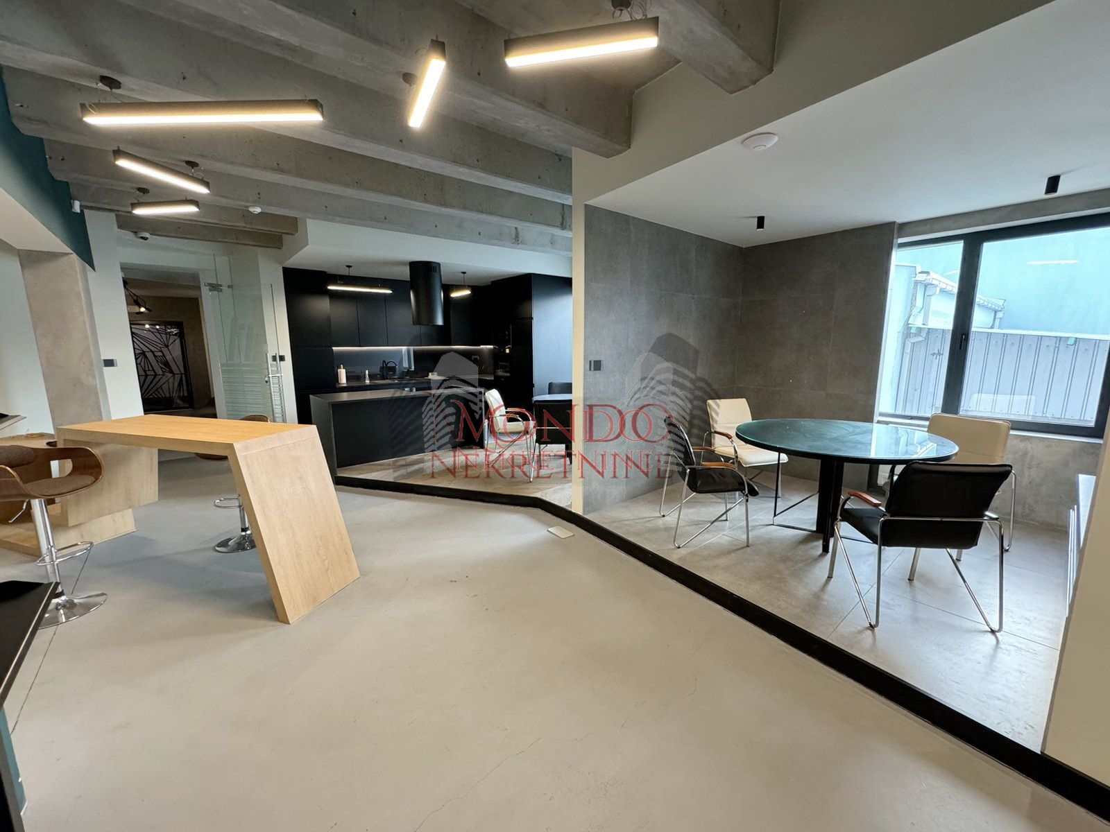 Izdaje se poslovni prostor u blizini Duvanske, parking 4