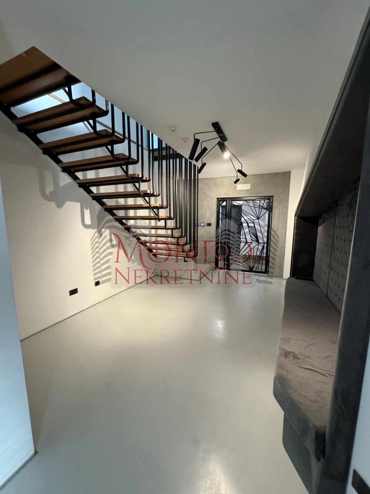 Izdaje se poslovni prostor u blizini Duvanske, parking 16