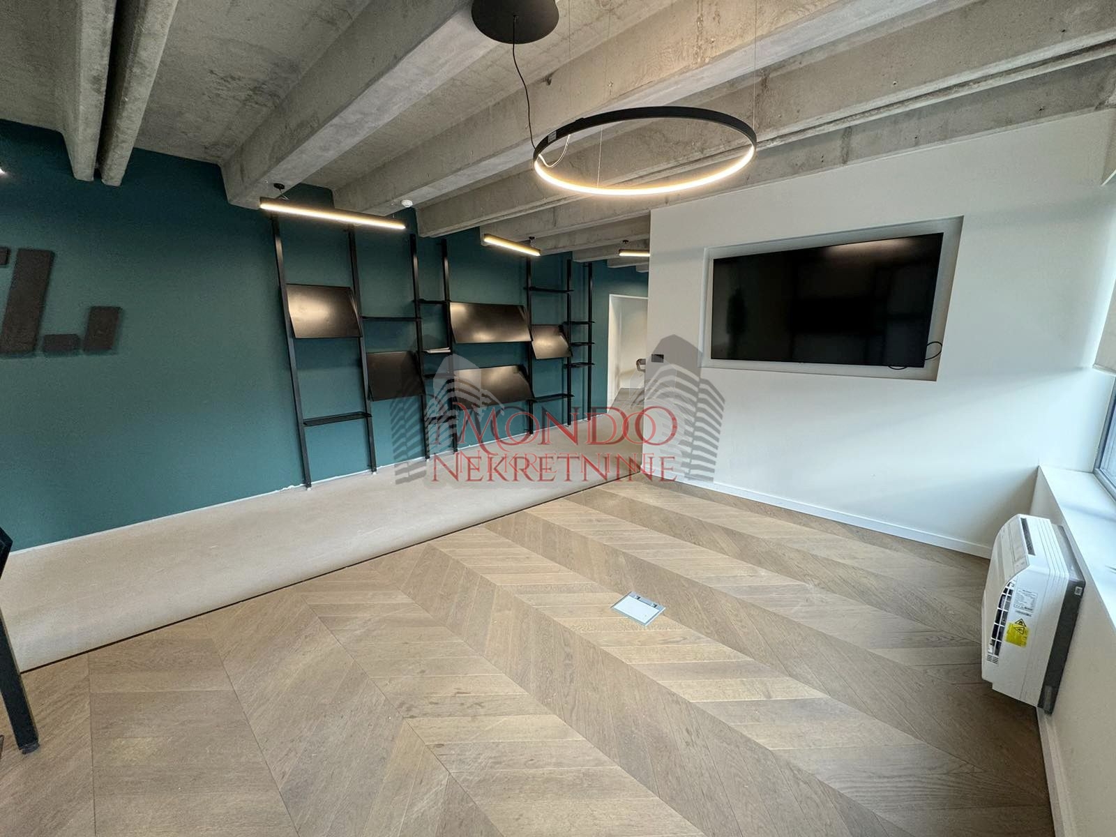 Izdaje se poslovni prostor u blizini Duvanske, parking 10