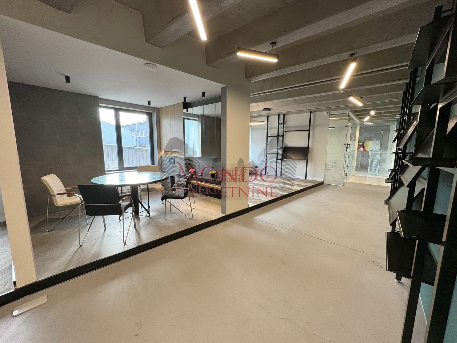 Izdaje se poslovni prostor u blizini Duvanske, parking 5