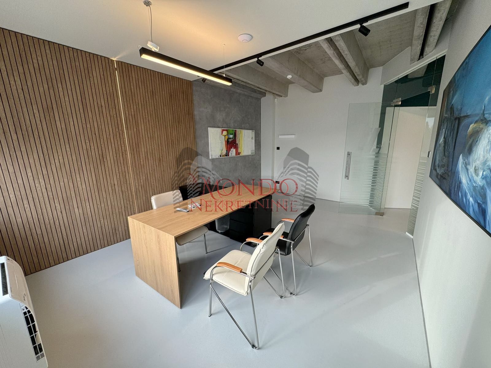 Izdaje se poslovni prostor u blizini Duvanske, parking 15