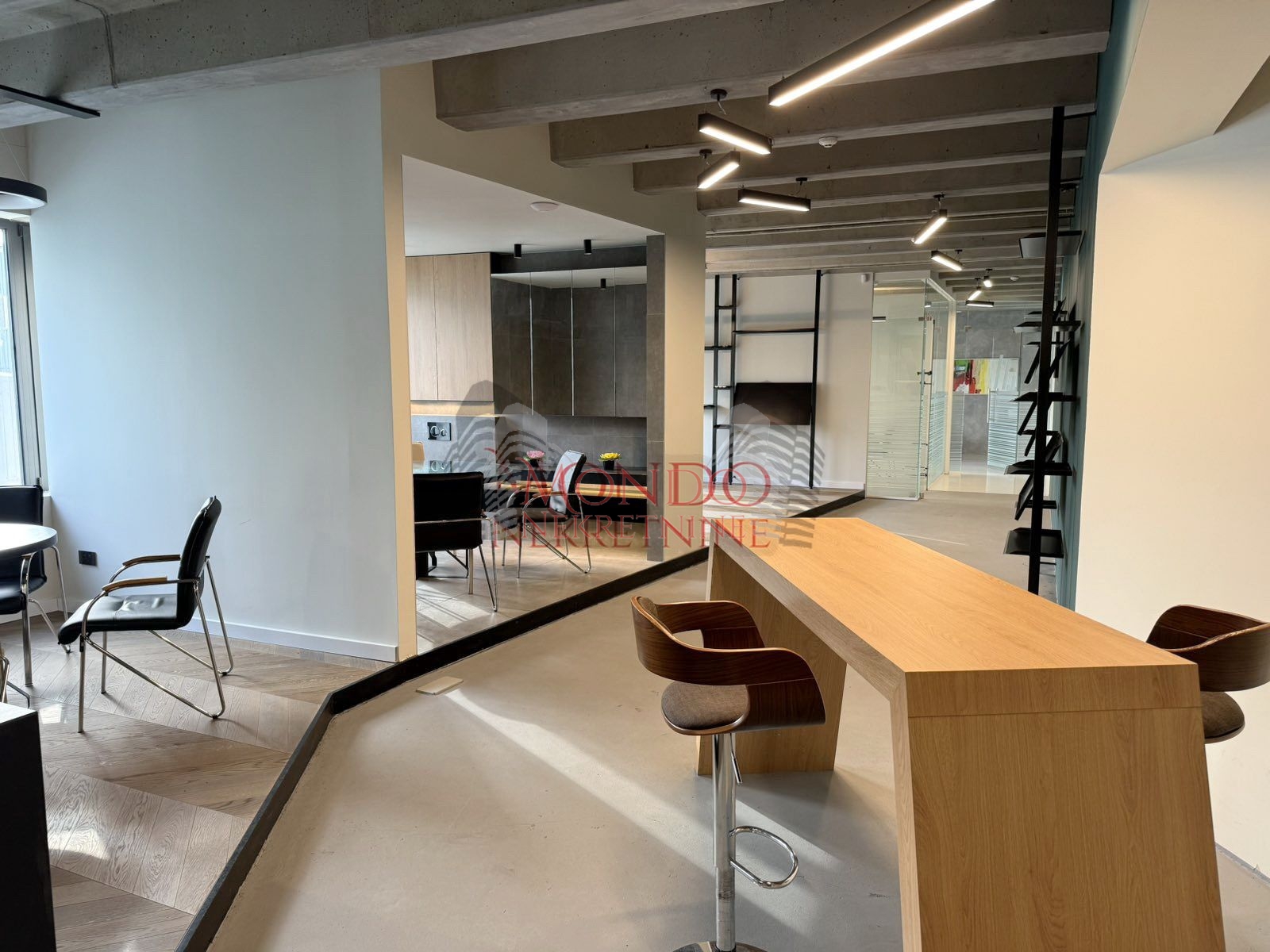 Izdaje se poslovni prostor u blizini Duvanske, parking 6