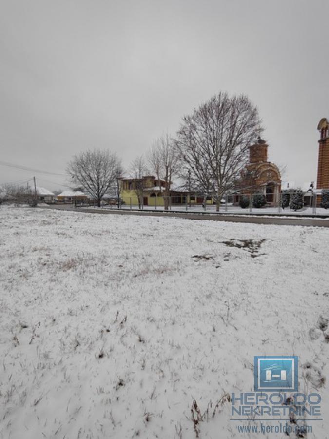 Veliki plac sa objektom u centru Rakitova 4