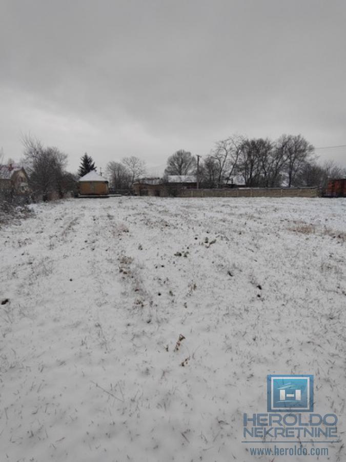 Veliki plac sa objektom u centru Rakitova 5