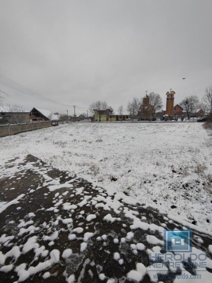 Veliki plac sa objektom u centru Rakitova 1