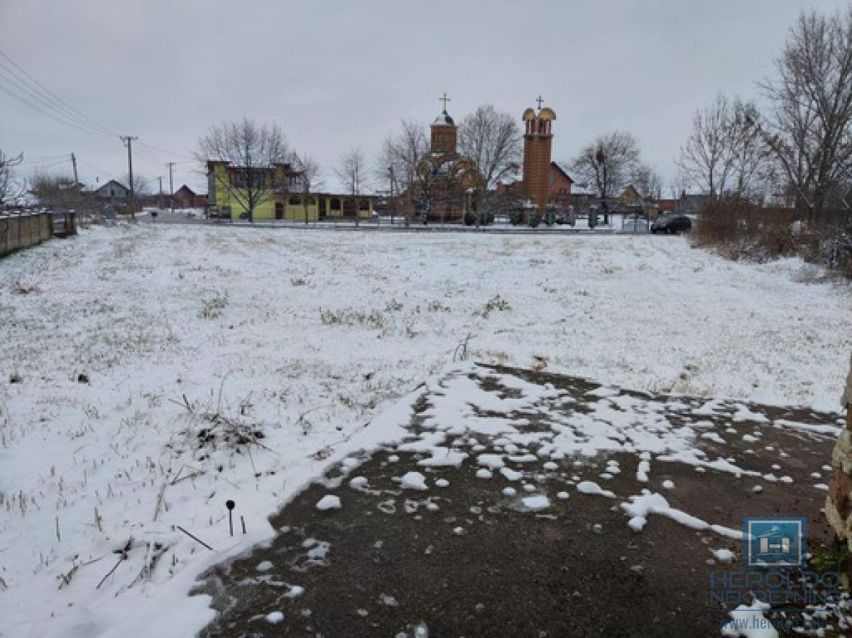 Veliki plac sa objektom u centru Rakitova 2