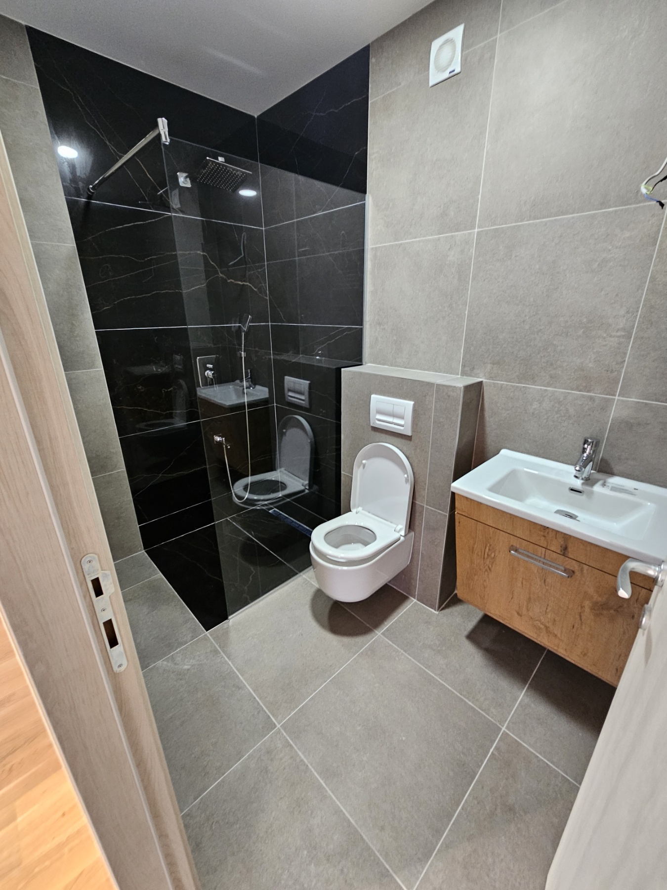 NOV dvoiposoban stan NA PRODAJU u Starim Banovcima White Hills 3