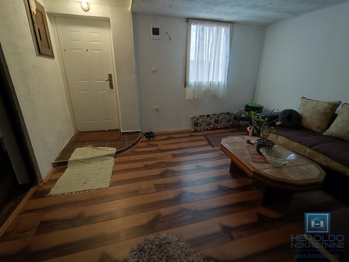 Dve kuće na lepoj lokaciji 10