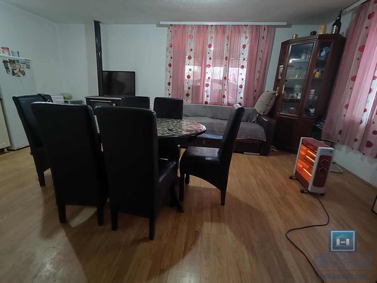 Dve kuće na lepoj lokaciji 2