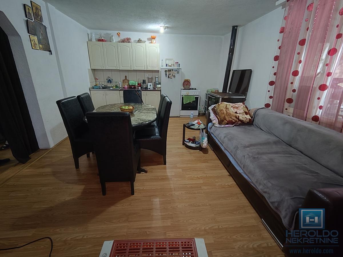 Dve kuće na lepoj lokaciji 4