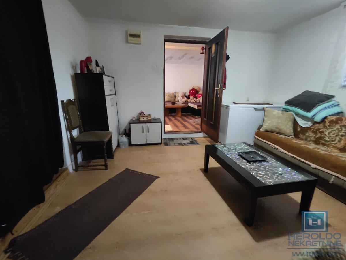 Dve kuće na lepoj lokaciji 5