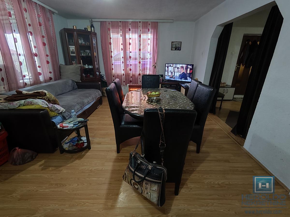 Dve kuće na lepoj lokaciji 6