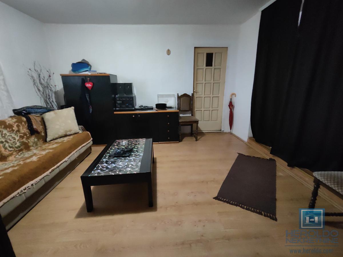 Dve kuće na lepoj lokaciji 7