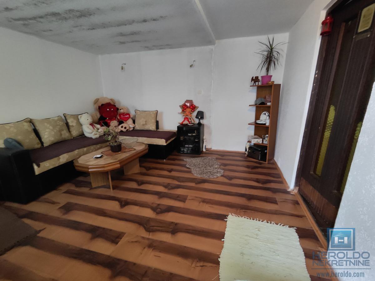 Dve kuće na lepoj lokaciji 8