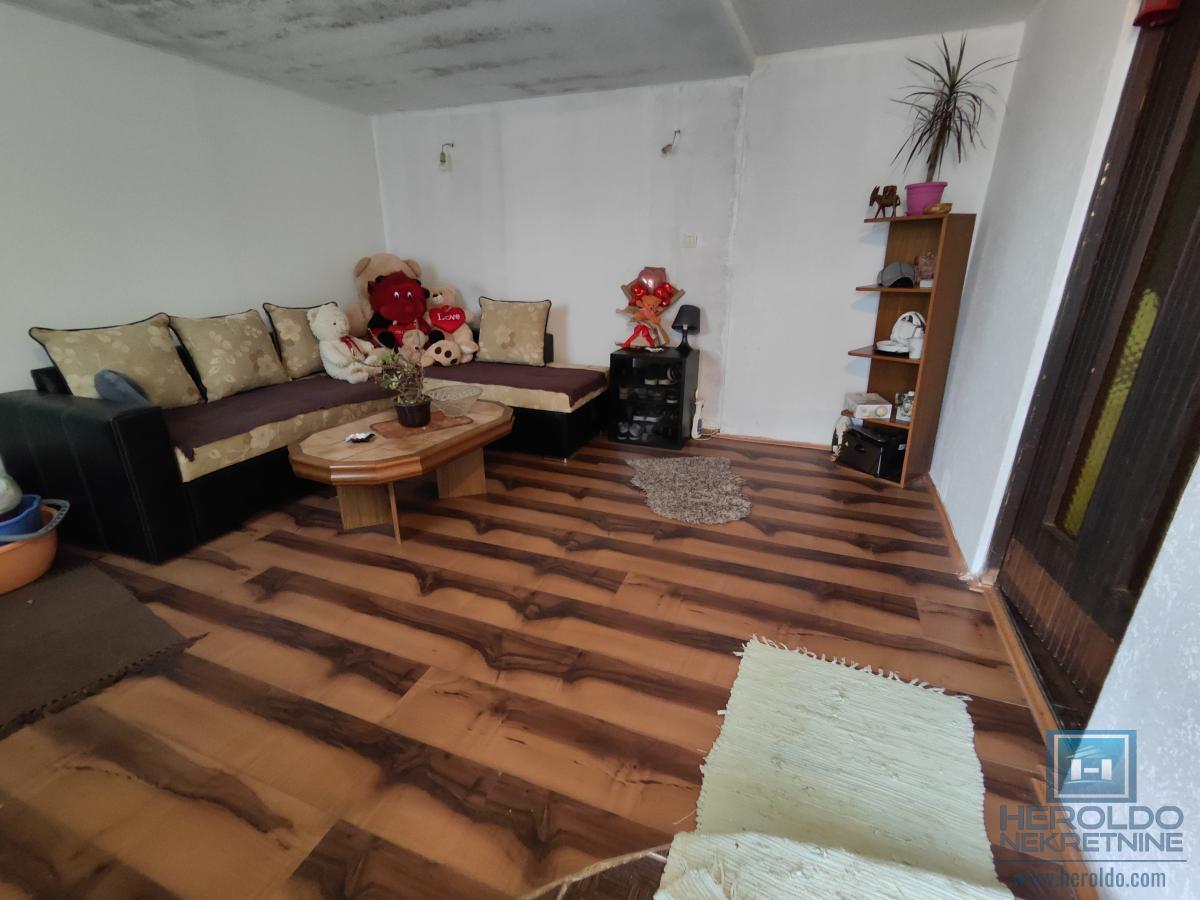 Dve kuće na lepoj lokaciji 9