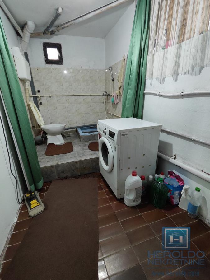 Dve kuće na lepoj lokaciji 13