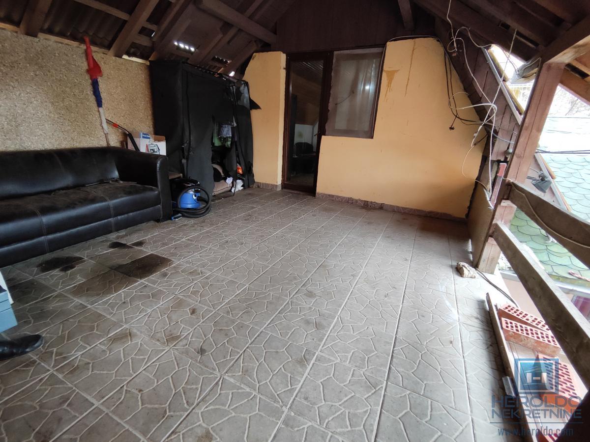 Dve kuće na lepoj lokaciji 14