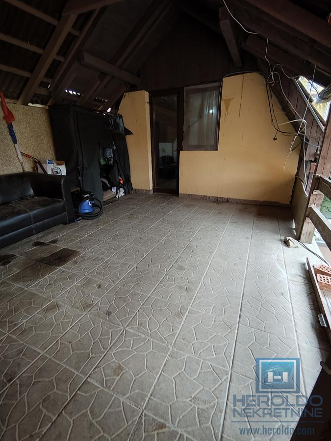 Dve kuće na lepoj lokaciji 15