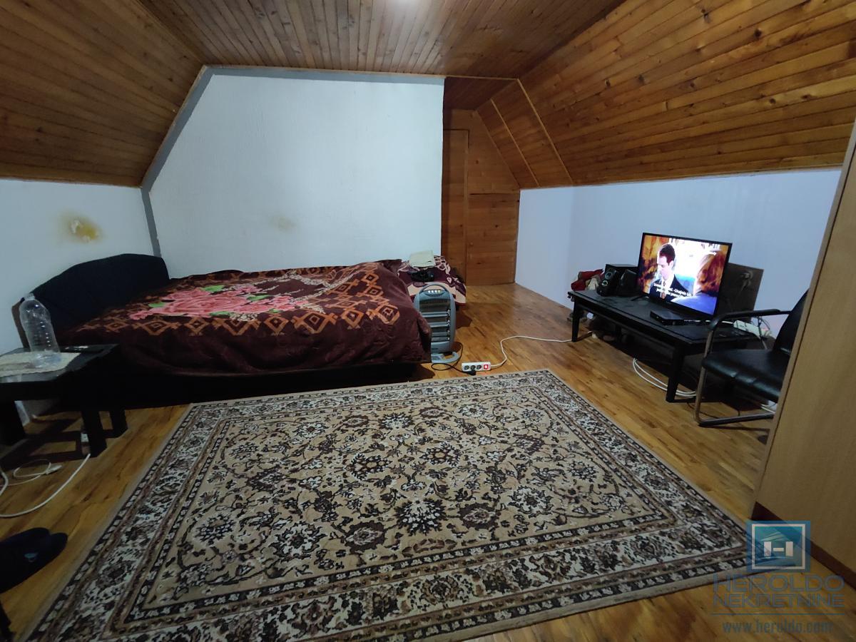 Dve kuće na lepoj lokaciji 16