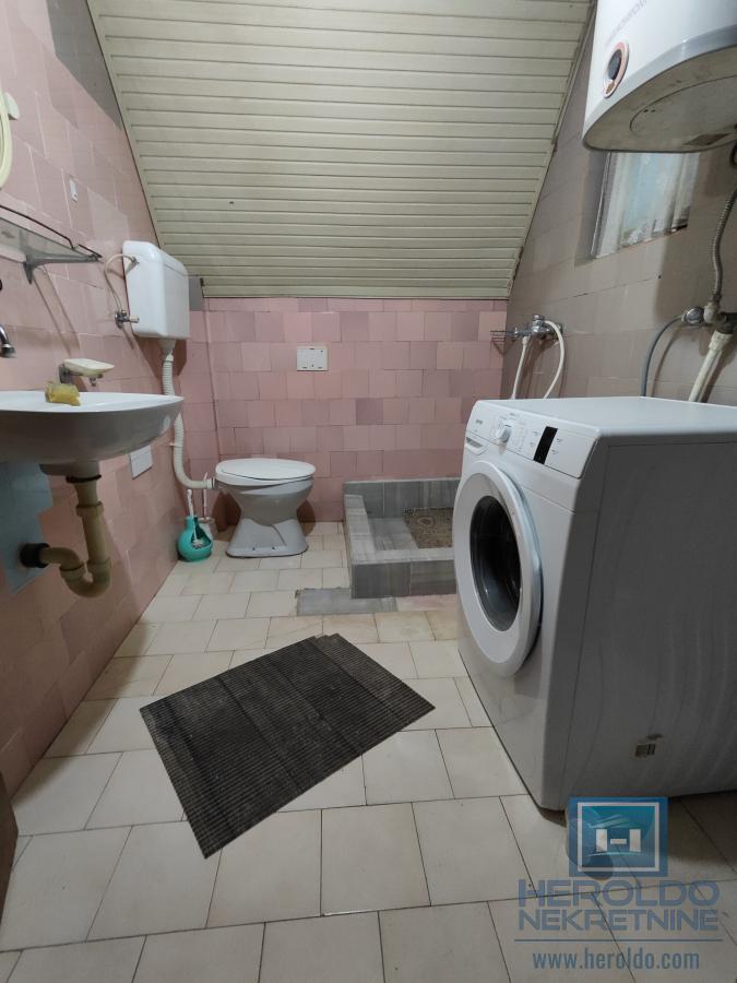 Dve kuće na lepoj lokaciji 17