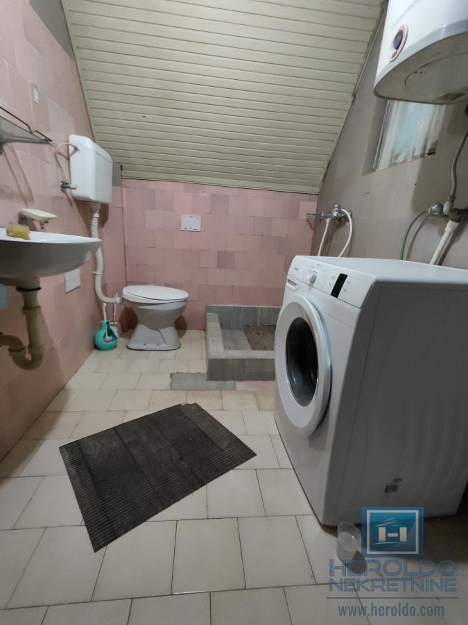 Dve kuće na lepoj lokaciji 18