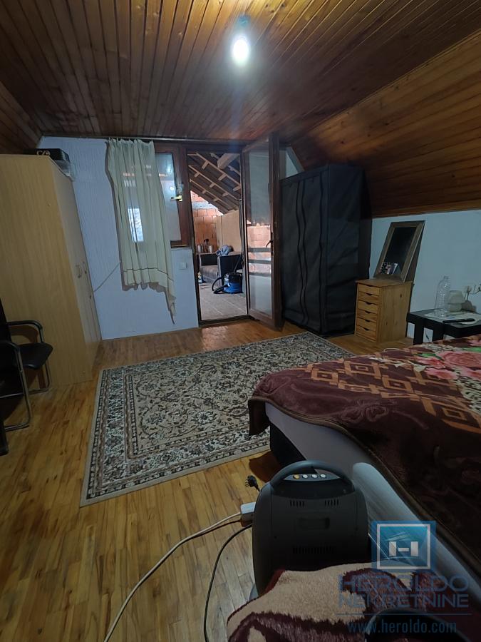 Dve kuće na lepoj lokaciji 20