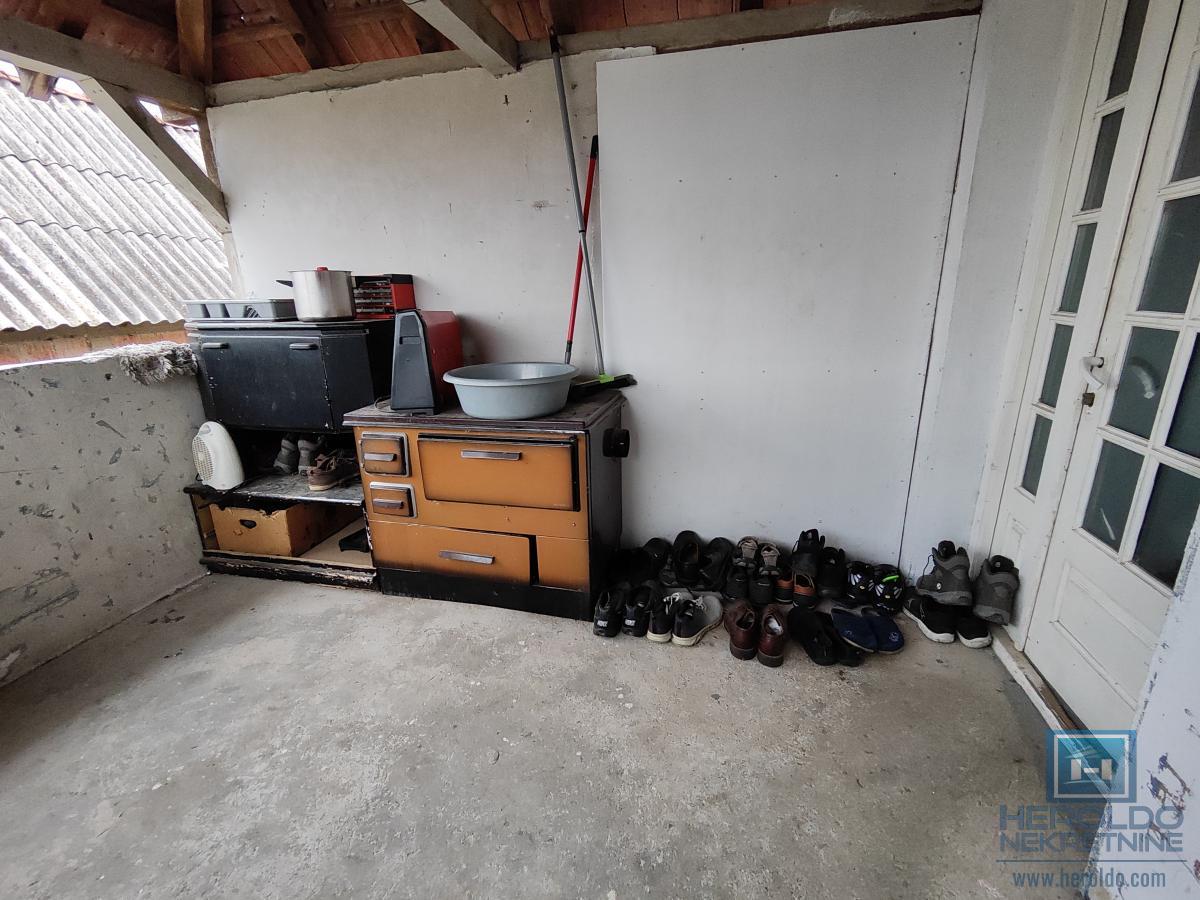 Dve kuće na lepoj lokaciji 22