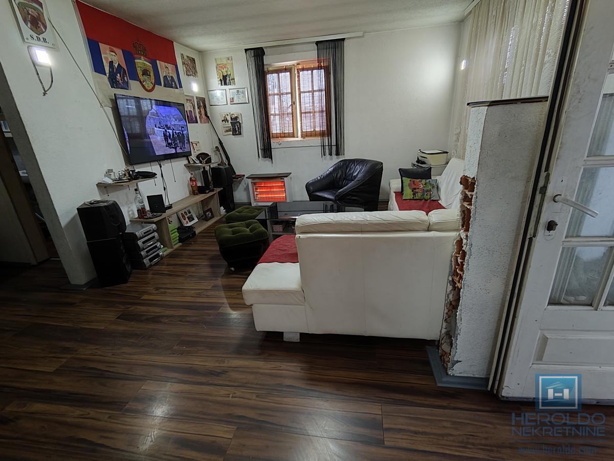 Dve kuće na lepoj lokaciji 23